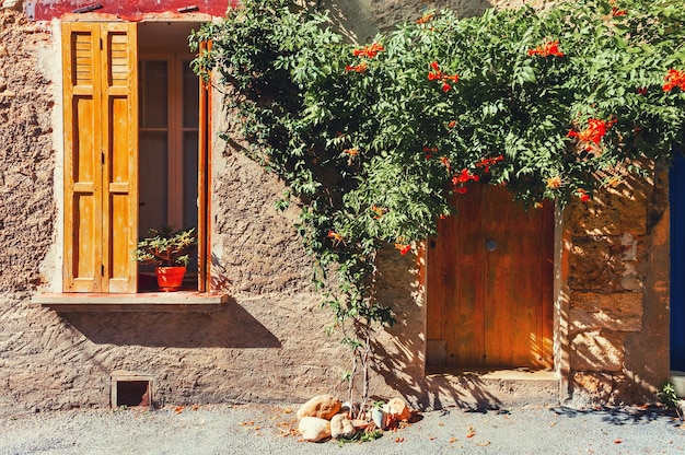 Alte Architektur auf der gemütlichen Straße in Valensole, Provence, Frankreich