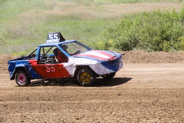 Foto alte autowracks stock race rennen unter freiem himmel mit staub