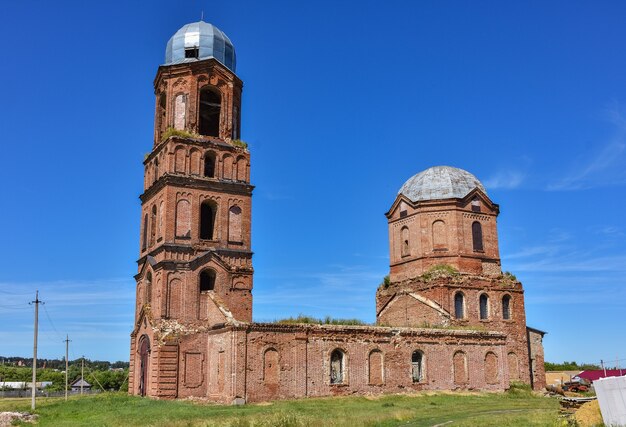Alte Backstein verlassene orthodoxe Kirche. eine verlassene Kirche im Dorf