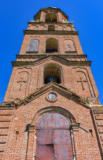 Alte Backstein verlassene orthodoxe Kirche. eine verlassene Kirche im Dorf