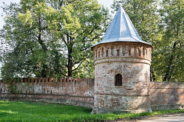 Alte Backsteinmauer einer Festung