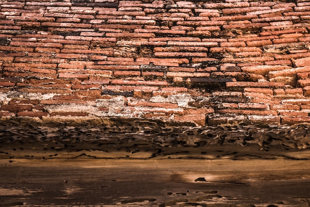 Alte Backsteinmauer und Holzbalken.