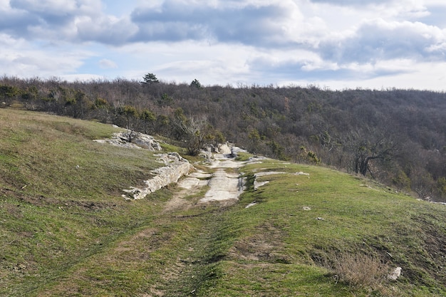 Alte Bergstraße mit seit langem in Stein gemeißelten Kutschenspuren