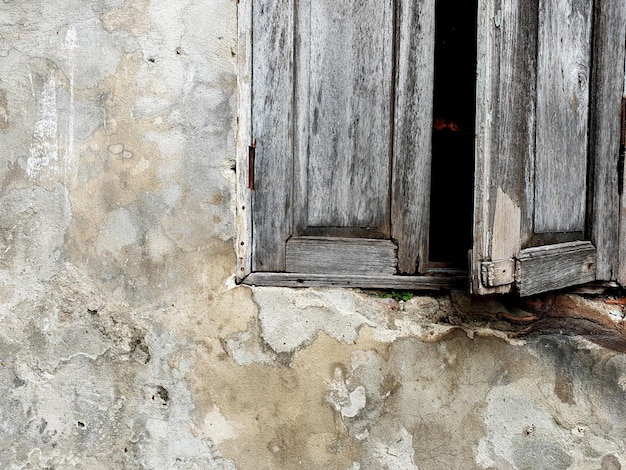 Alte Betonmauer mit Vintage-Fenster