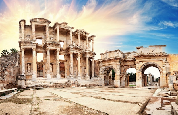 Alte Bibliothek von Celsus in Ephesus unter einem dramatischen Himmel. Truthahn. UNESCO-Kulturerbe