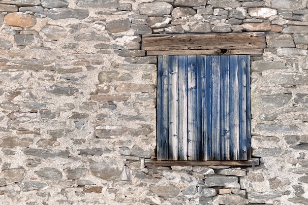 Alte blaue Fensterläden