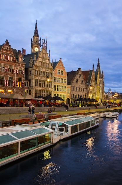 Alte Böschung von Gent mit Ausflugsbooten vor Anker, Belgien