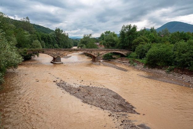 Alte Bogenbrücke über den Fluss Dakh im Dorf Dakhovskaya, Republik Adygea, Russland