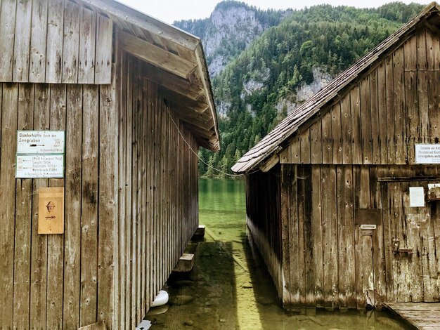 Foto alte bootshäuser am see am berg