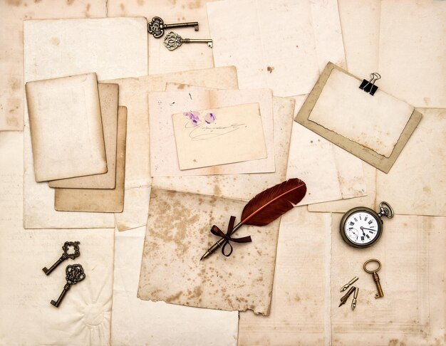alte Briefe und Fotos Vintage-Schlüssel antike Uhr Feder Tinte Stift