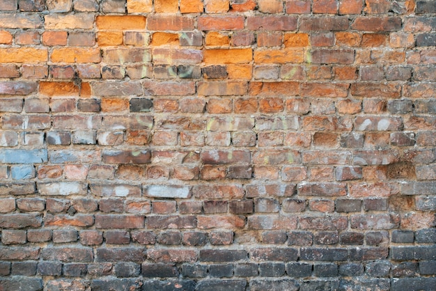 Alte bröckelnde Mauer als Hintergrundabschluß oben.