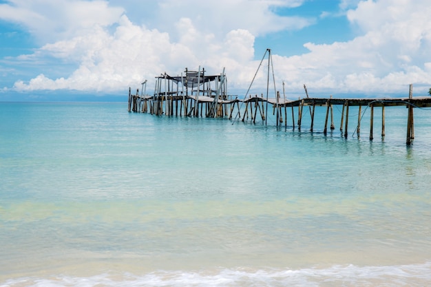 Alte Brücke am Strand.