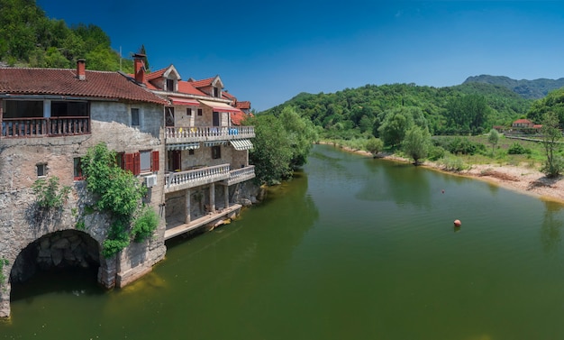 Alte Brücke über Crnojevica Fluss in Montenegro