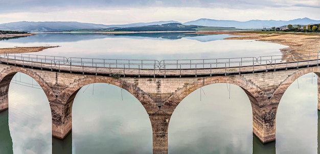 Alte Brücke über den Stausee im Norden Spaniens