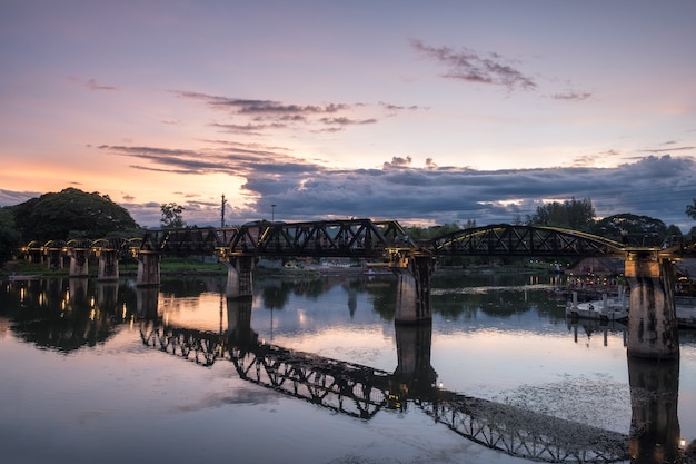 Alte Brücke über die Geschichte des Flusses Kwai des Zweiten Weltkriegs am Abend in Kanchanaburi, Thailand?