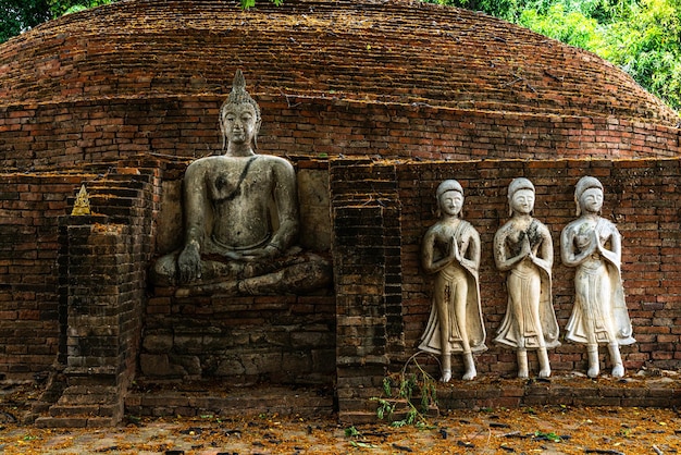 Foto alte buddha-figuren im sri sukhot-tempel ist ein alter buddhistischer tempel im chan-palast ist ein buddhistischer tempel. er ist eine wichtige touristenattraktion in phitsanulokthailand