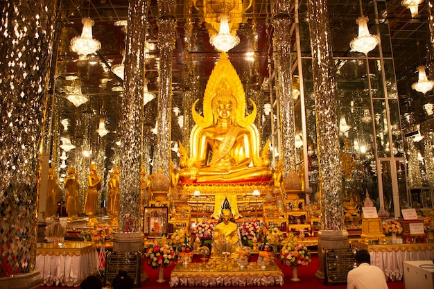 Alte Buddha in Glas Kathedrale für thailändische Menschen Reisende besuchen und respektieren Beten Segen Wunsch heiliges Geheimnis im Wat Chantaram oder Tha Sung Kristalltempel am 2. November 2023 in Uthai Thani Thailand