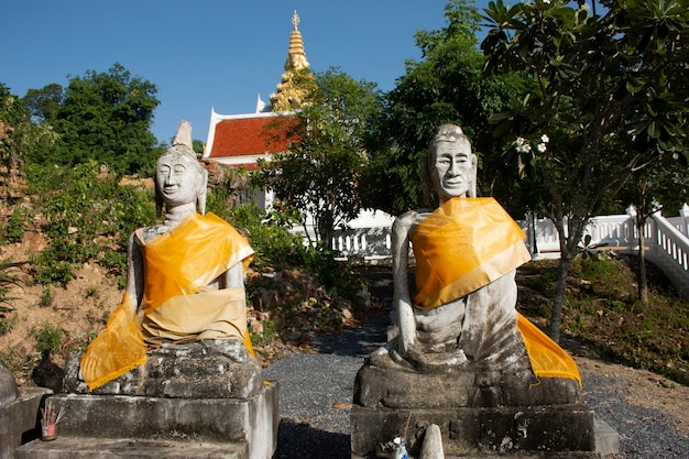 Alte Buddha-Statue im Garten am Stadtsäulenschrein von Phatthalung für thailändische Leute, die Reisen besuchen, respektieren und beten, um Pattalung City in Phatthalung Thailand zu schützen und viel Glück zu bringen