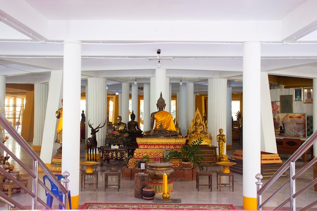 Alte Buddha-Statue in der antiken Stupa Phra That Chedi Si Pho Thong von Wat Tha It Tempel für thailändische Menschen besuchen Respekt beten Segen Wunsch in der Stadt Angthong am 31. Oktober 2023 in Ang Thong Thailand