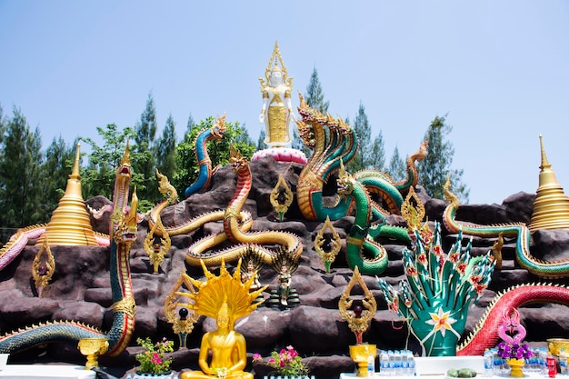 Alte Buddha-Statue und Naga für thailändische Reisende, die am 18. Mai 2023 in Nakhon Pathom, Thailand, reisen, besuchen und respektieren, beten, Segen wünschen, Mythos, heilige Anbetung, mystisch, im Wat Don Khanak-Tempel