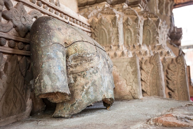 Alte Buddha-Statuen, die viele Jahre in der Sonne und im Regen standen