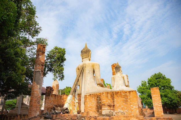 Alte Buddha- und Pagodenstatue in Wat Mahathat