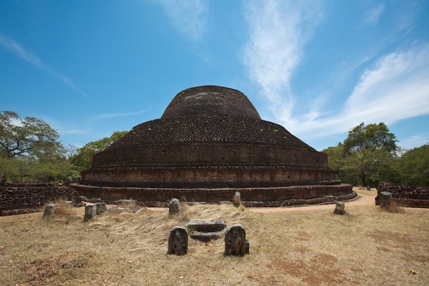 Foto alte buddhistische dagoba stupe pabula vihara sri lanka