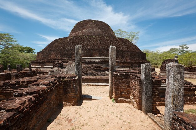 Alte buddhistische Dagoba (stupe) Pabula Vihara