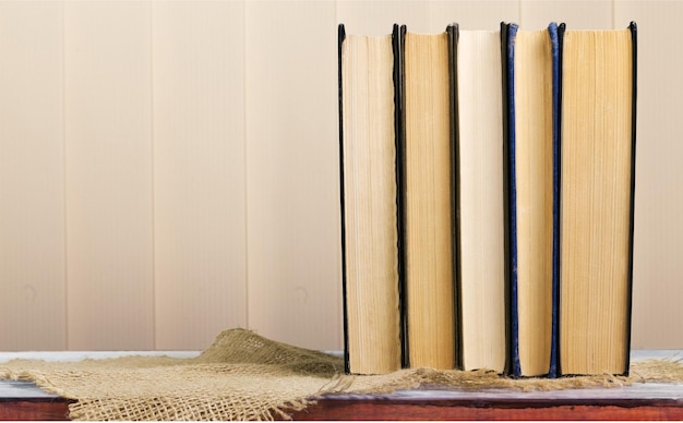 Alte Bücher auf Holzgrund gestapelt