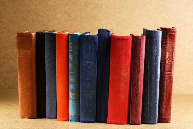 Alte Bücher auf Regalnahaufnahme auf hölzernem Hintergrund Beschneidungspfad eingeschlossen