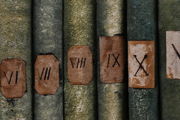 Foto alte bücher mit römischen ziffern im bibliotheksarchiv