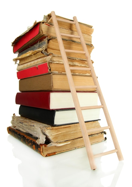 Alte Bücher und Holzleiter, isoliert auf weiss