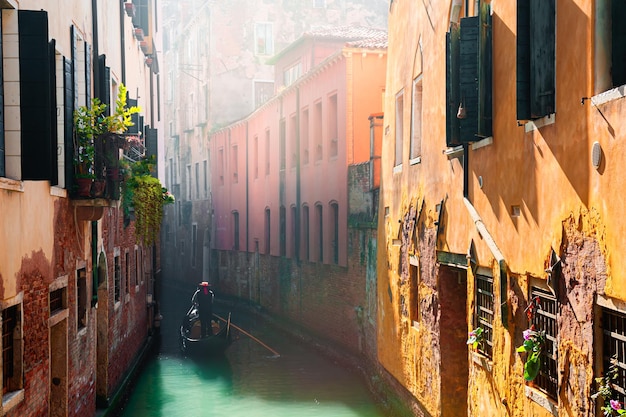 Alte bunte Architektur am Kanal in Venedig Italien