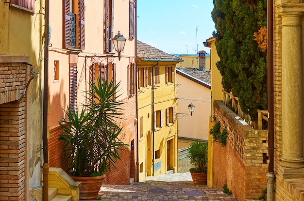 Alte bunte Straße in der Stadt Santarcangelo di Romagna, Rimini, Italien