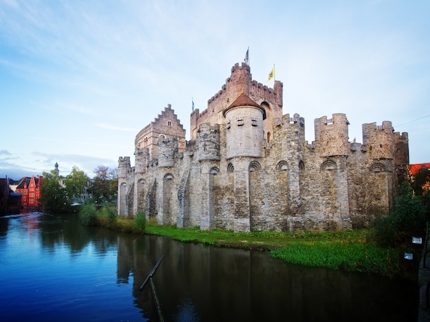Alte Burg Gravensteen über Kanalgewässern, Gent, Belgien, retro getönt