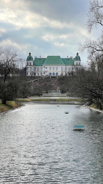 Alte Burg über dem Teich