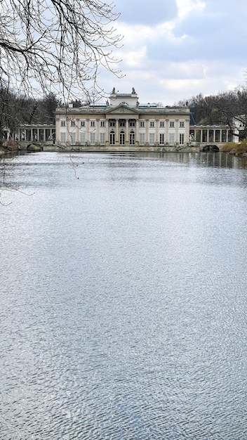 Alte Burg über dem Teich