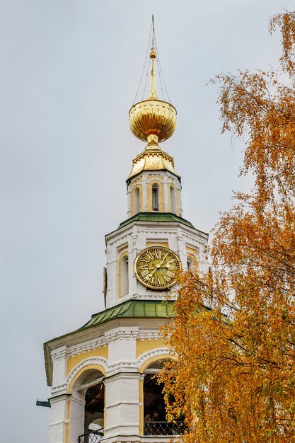 Alte christliche Kirche im Herbst