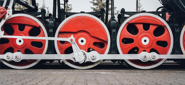 Alte Dampflokomotive auf großen roten Rädern Zugräder Nahaufnahme Eisenbahn