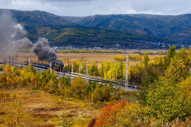Alte Dampflokomotive in der Circum-Baikal-Bahn mit Rauch im Herbst