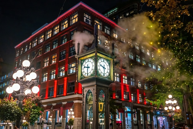 Alte Dampfuhr im historischen Gastown-Viertel von Vancouver bei Nacht in Kanada