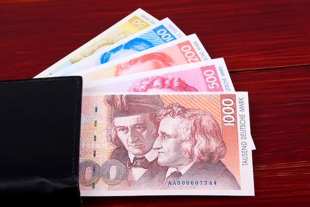 Alte Deutsche Banknoten in der schwarzen Geldbörse
