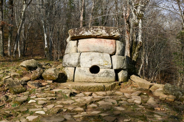 Foto alte dolmen des bezirks gelendschik im tal des flusses zhane