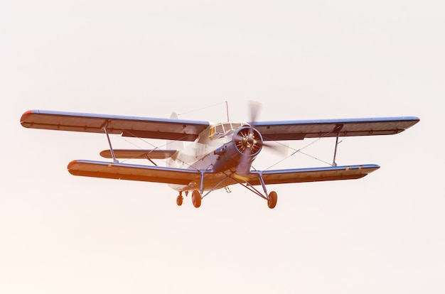 Foto alte doppeldecker, turboprop-flugzeuge fliegen den himmel