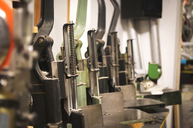 Alte Druckmaschinen, Hintergrund in der Druckerei und im Lager