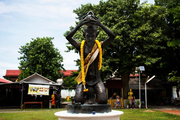 Alte Einsiedler- oder antike Ruinen-Eremitenstatue für thailändische Reisende besuchen und respektieren den Segen mit heiliger Mysterienverehrung im buddhistischen Tempel Wat Khien oder Khian in Nonthaburi Thailand