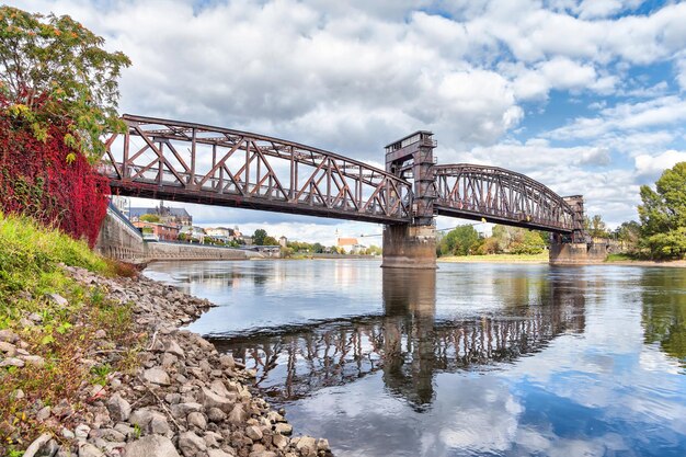 Alte Eisenbahnbrücke in Magdeburg