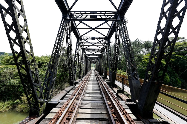 Foto alte eisenbahnbrücke, mit eisengitter, in der landschaft des staates sao paulo, brasilien