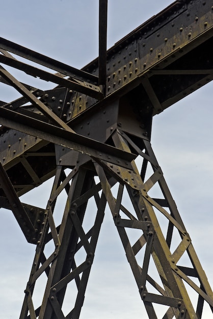 Alte Eisenbahnbrücke, mit Eisengitter, in der Landschaft des Staates Sao Paulo, Brasilien