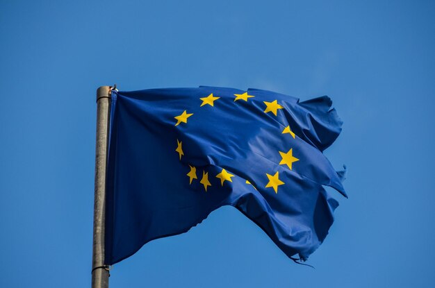 Alte europäische Flagge auf blauem Himmel